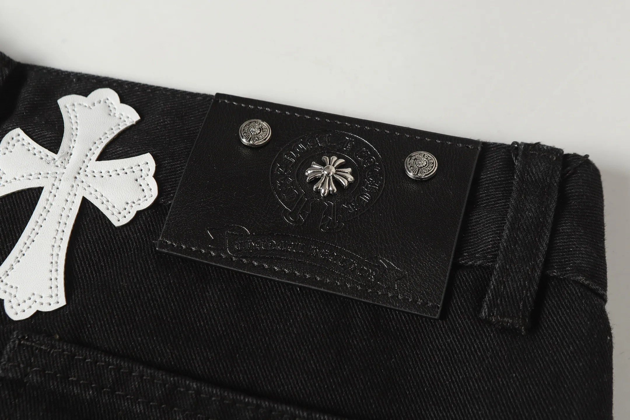 P280   跨境跑量款 追求质量请勿下单 -Chrome Hearts/克罗心十字架✝️贴皮绣洗水牛仔裤长裤休闲裤  -高克重高密度高品质 毛料柔软细腻亲肤 触感软糯丝滑 保暖性亲肤性极佳  -定织定染无色差 无论面料还是做工细节 碾压市面普通版本 -五金拉链辅料均为定制 细节满满  -Colour：洗水黑-Size: 28 30 32 34 36